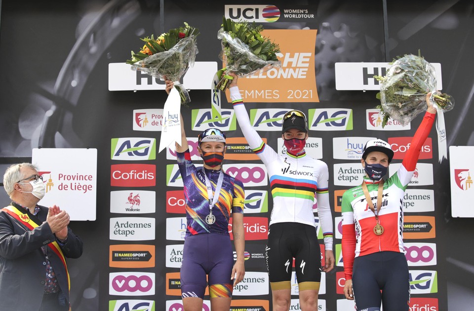 Van der Breggen (centraal) en Longo Borghini (rechts) op het podium van de Waalse Pijl. 