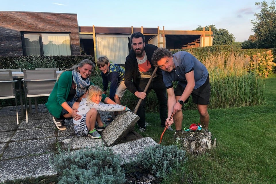Leen Apers en haar kinderen Lukas en Kato uit Poederlee zijn samen met Wannes Van Coillie en Hans Vannuffelen al gestart met het verwijderen van een aantal terrastegels. Maandag start het Kempens kampioenschap tegelwippen.