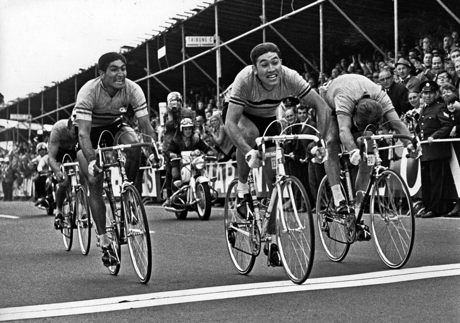 Jan Janssen (rechts) pakte in 1967 bijna de dubbel wegrit-Vuelta. Hij werd op het WK in de sprint geklopt door Eddy Merckx. 