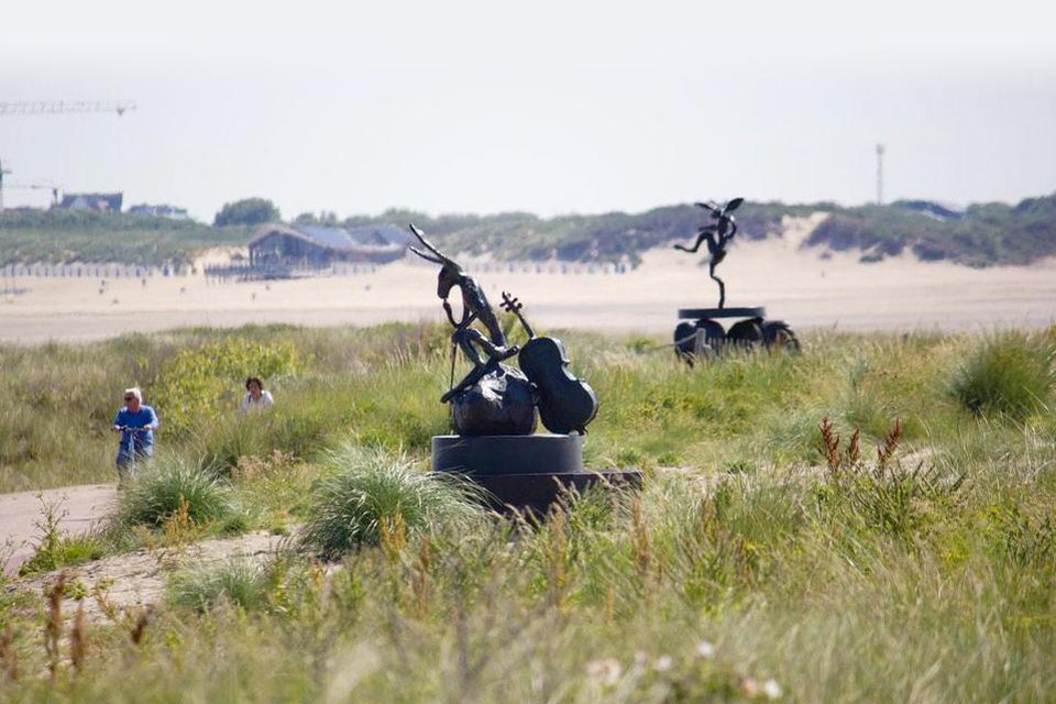 De bronzen hazen stonden amper tien dagen aan de zeedijk van Knokke toen ze op bevel van de burgemeester werden weggehaald. 