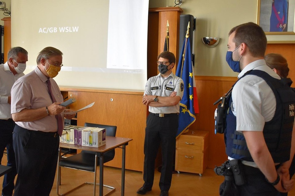 De agenten kregen felicitaties van de burgemeesters.