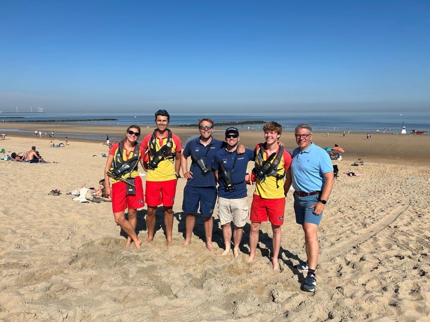 Knokke-Heist is the first kiss municipality on 1 May where beach rescuers are deployed. Ships Bert de Brabandere (right) went to take a look.