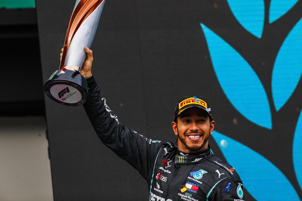 Lewis Hamilton viert het behalen van zijn zevende wereldtitel in de Formule 1 in 2020