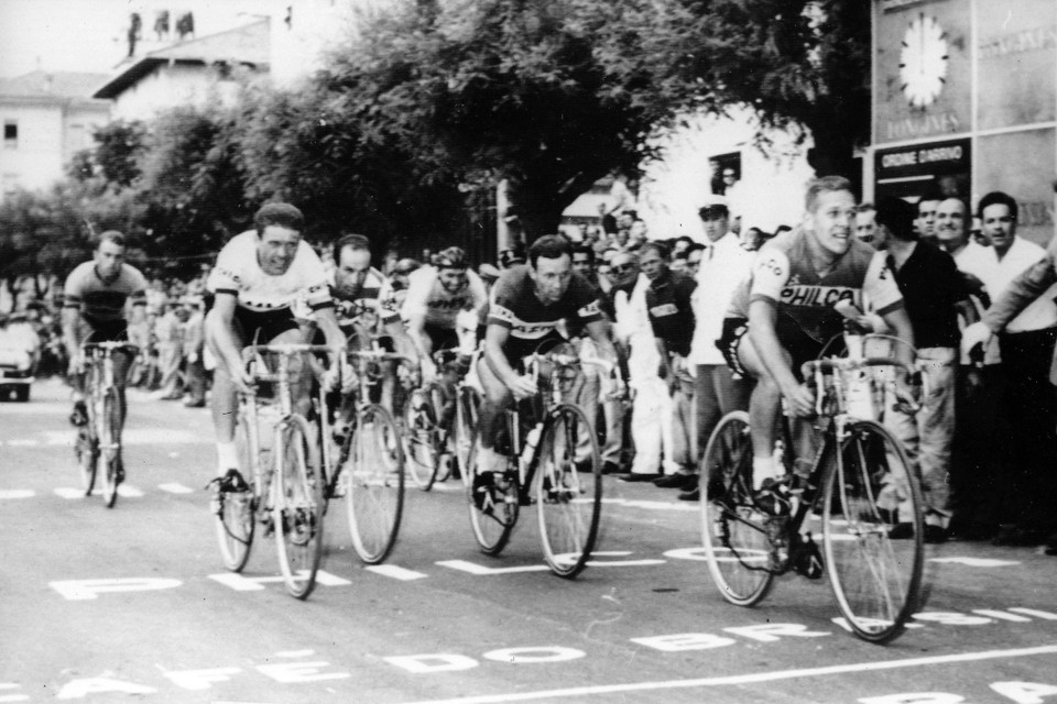 Emile Daems wint de 21ste etappe van de Giro 1960 van Belluno naar Trento.