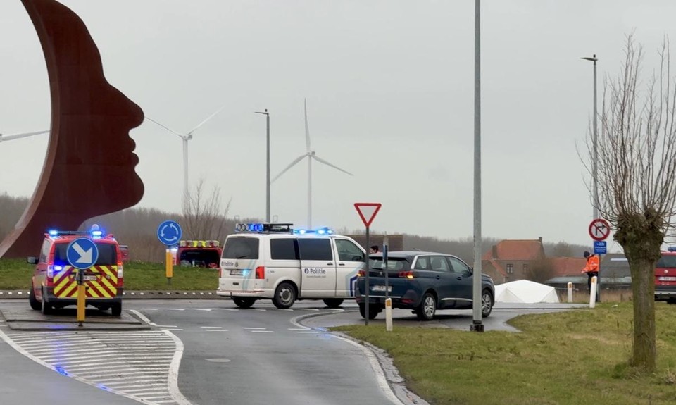 The car hit the right of the roundabout of the road and ended up in a watercourse.