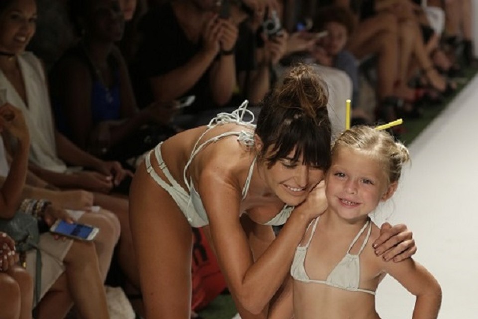 Jonge meisjes in bikini op catwalk veroorzaken controverse | Nieuwsblad Mobile