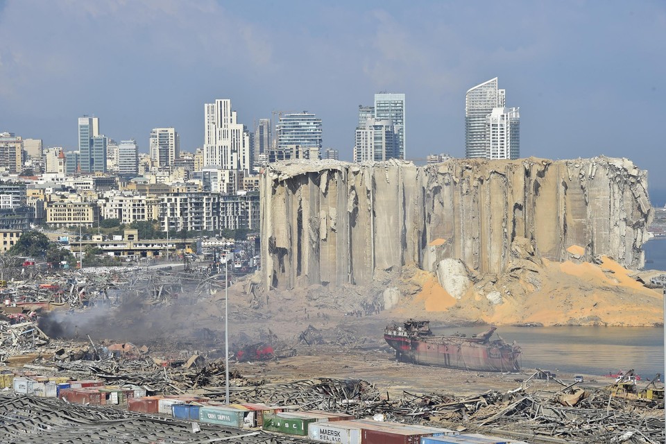 De haven van Beiroet lijkt wel een apocalyptisch tafereel na de ontploffing van 2.750 ton ammoniumnitraat. 