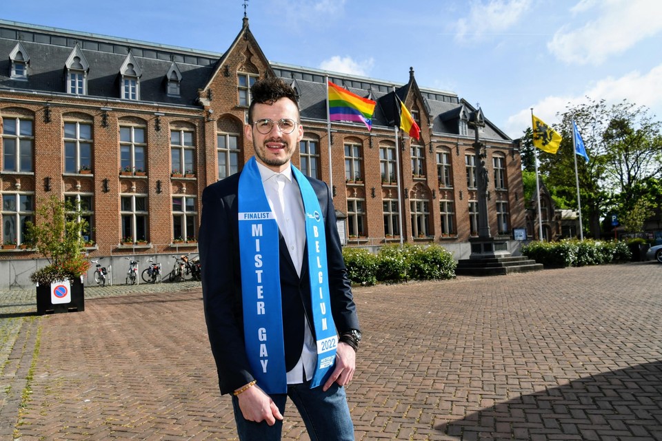 Jonas Defruyt mocht als finalist Mister Gay Belgium vrijdag de regenboogvlag hijsen in Beernem.   