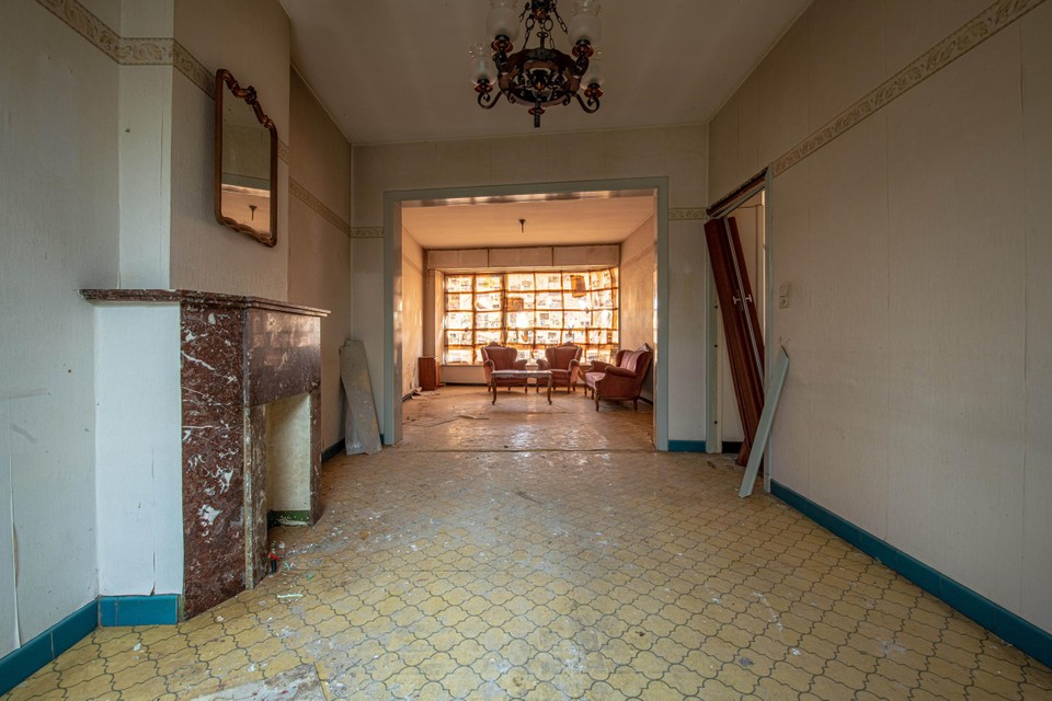 The living room before the renovations. 