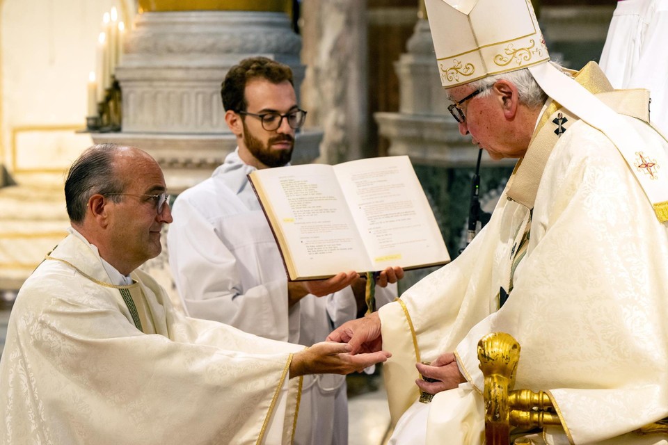 Patrick Van Der Vorst uit ‘Stukken van mensen’ tot priester gewijd: “Vrijwel alles weggeschonken en ik ben nog nooit zo gelukkig geweest”