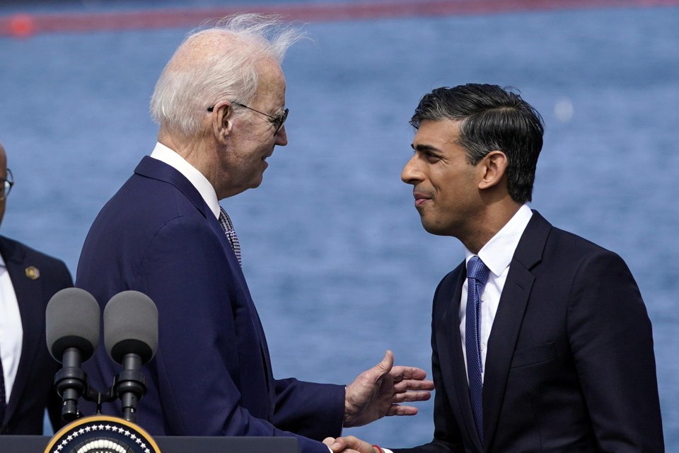 De Britse premier Rishi Sunak (rechts) nodigde Joe Biden uit tijdens een bezoek aan San Diego.