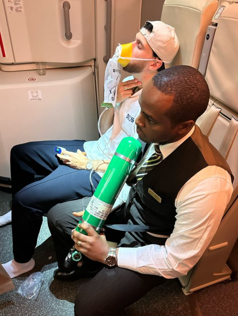 Fowler kreeg zuurstof toegediend in het vliegtuig