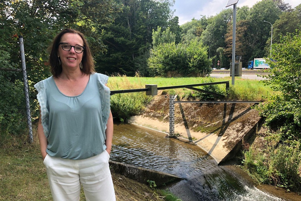 Katrien Smet van de VMM bij de Voer in Heverleen, waar metingen worden gedaan.