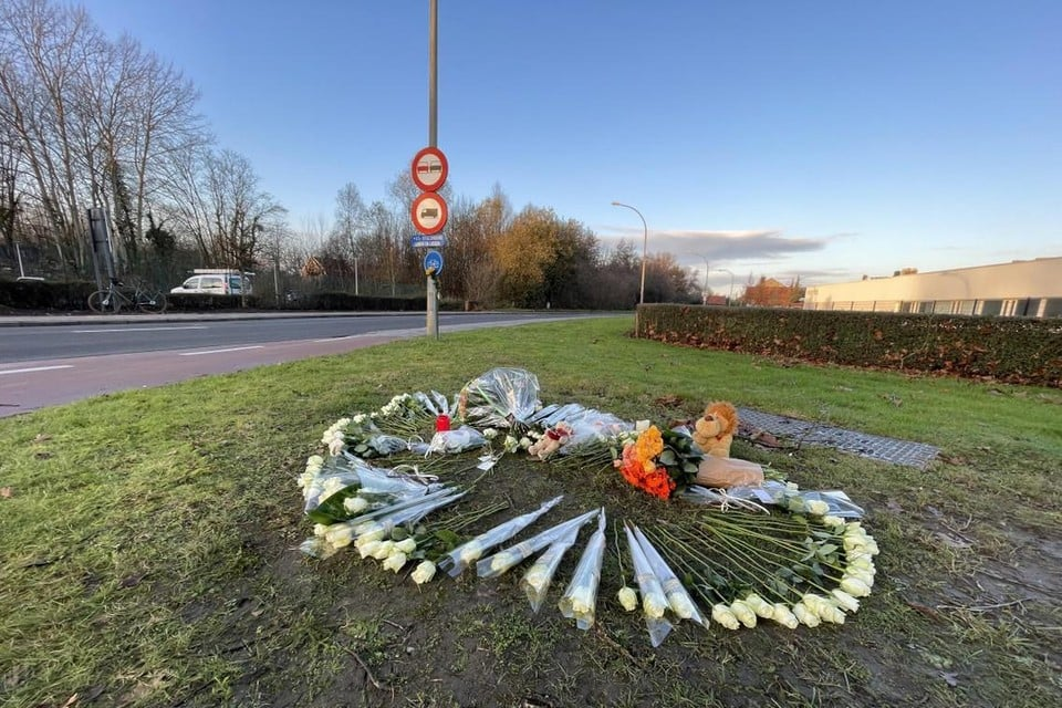 The day after the accident, a memorial site with flowers and hugs was set up
