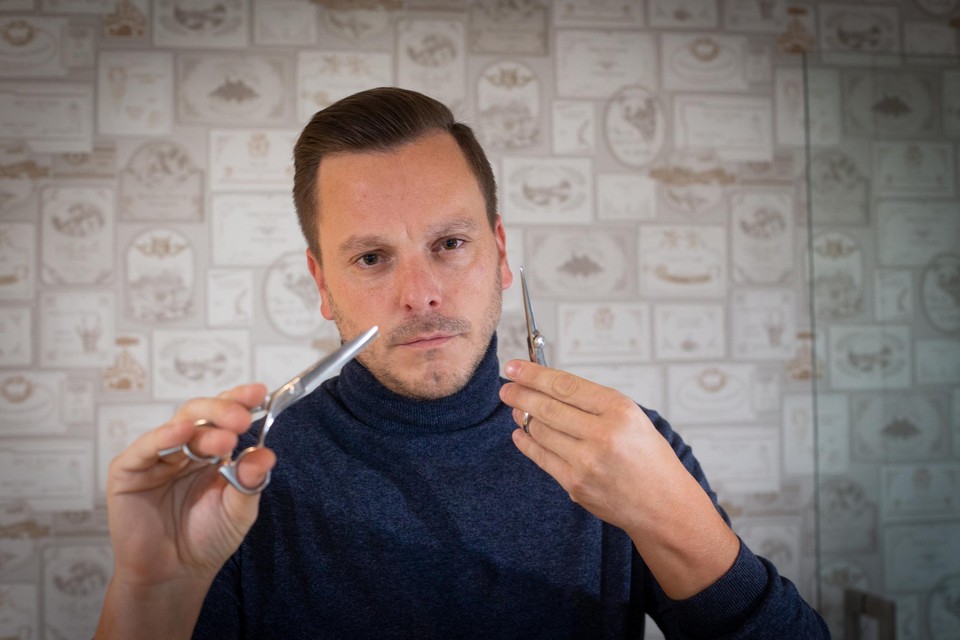 “We zien dat andere kappers soms bij mensen thuis gaan knippen. Dan is het veel veiliger om de kapsalons te heropenen”, zegt kapper Denny Luyckx. 