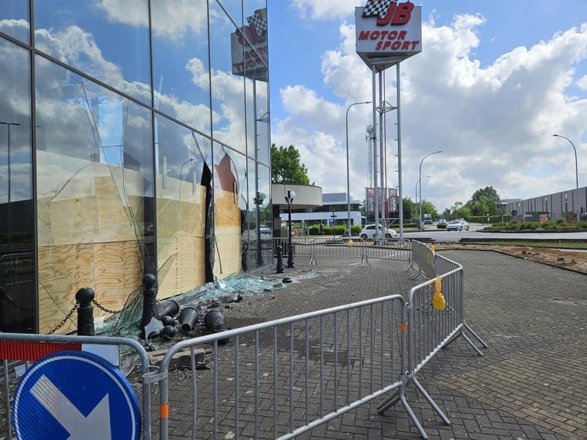 The driver came from the Kachtemsestraat but drove straight on at the round point.
