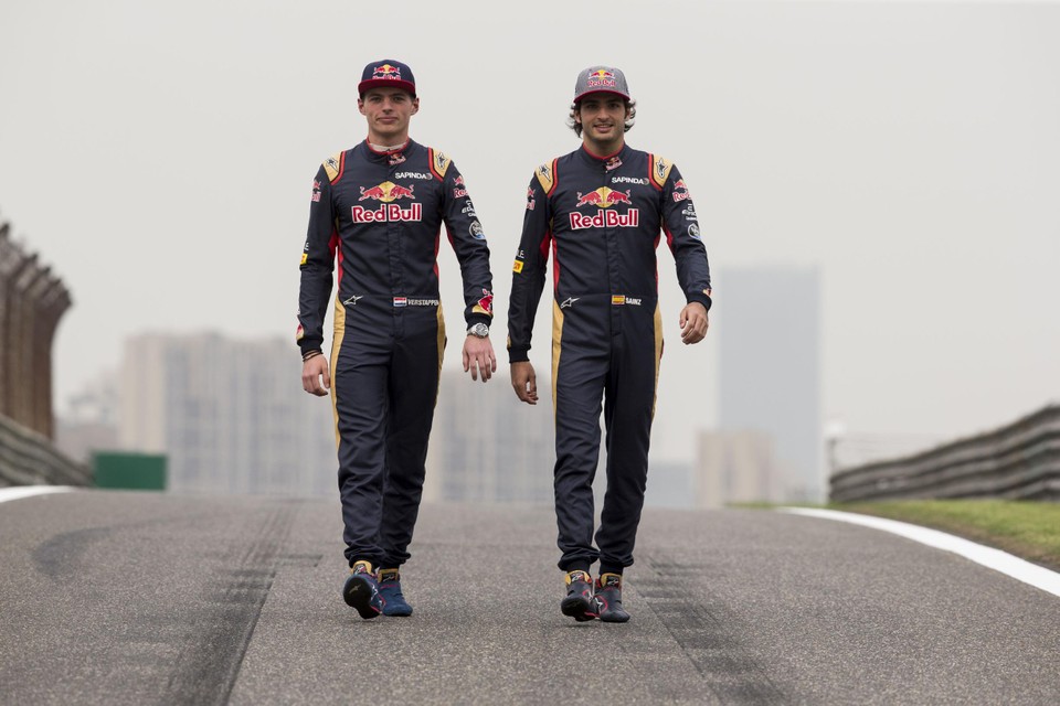 Max Verstappen e Carlos Sainz em 2016 como companheiros de equipe na Toro Rosso.