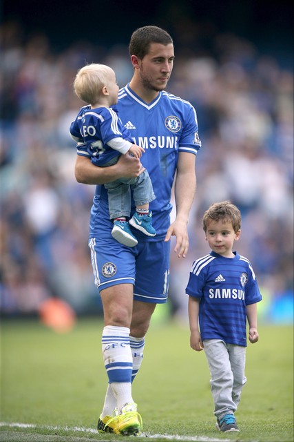 Leo (l) and Yannis Hazard (r) once walked with their dad on the field during his time at Chelsea.