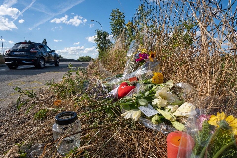 Bloemen en kaarsen op de plek waar de 16-jarige Francis werd doodgereden. De bestuurder pleegde vluchtmisdrijf. 