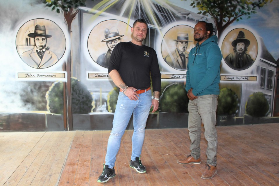 Jurgen Van Bree en Ahmed Ibrahim bij de muurschildering van straatartiest Ken Horemans van het Klavertje Vier van Lier. 
