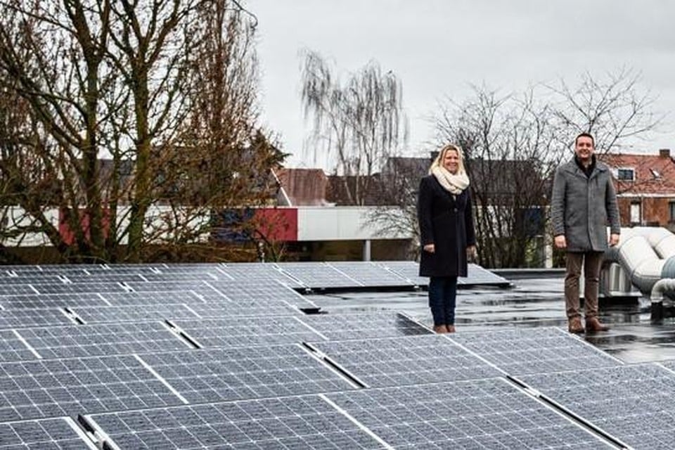 Directeurs Iris Bréda en Bert Reyns van de Hamse GO!-basisscholen zijn fier op hun 41 zonnepanelen op leefschool 't Veertje.