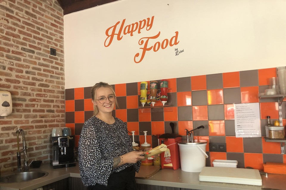 Démi voelt zich kiplekker in haar nieuwe zaak Happy Food.