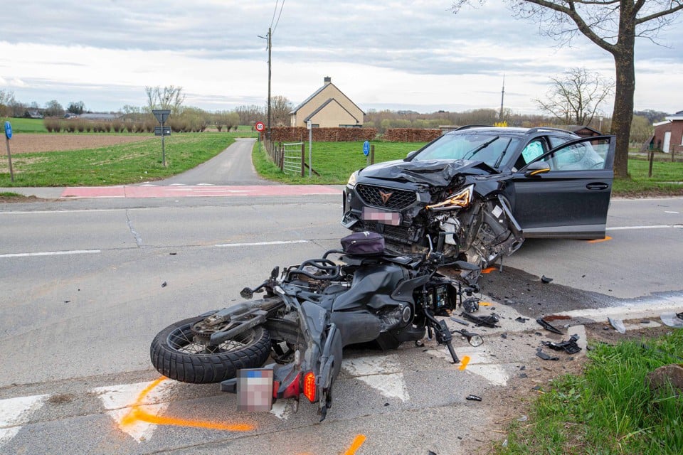 Motorcyclist in Peril After Frontal Collision in Pepingen: Urgent Safety Concerns