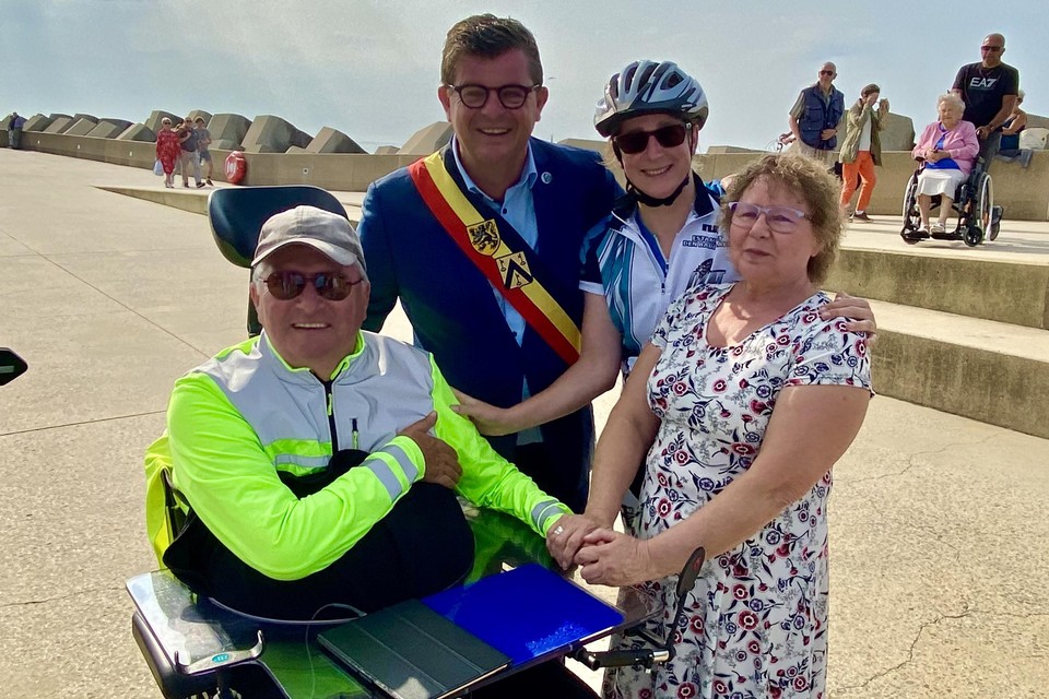 Een gelukkige Willy Deprins kwam vrijdag in Oostende, samen met begeleidster An Cleuren en echtgenote Marie-Jeanne. Burgemeester Bart Tommelein verwelkomde de man.