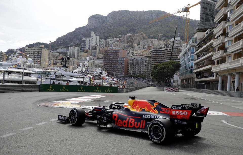 Max Verstappen draait de jachthaven van Monaco binnen.