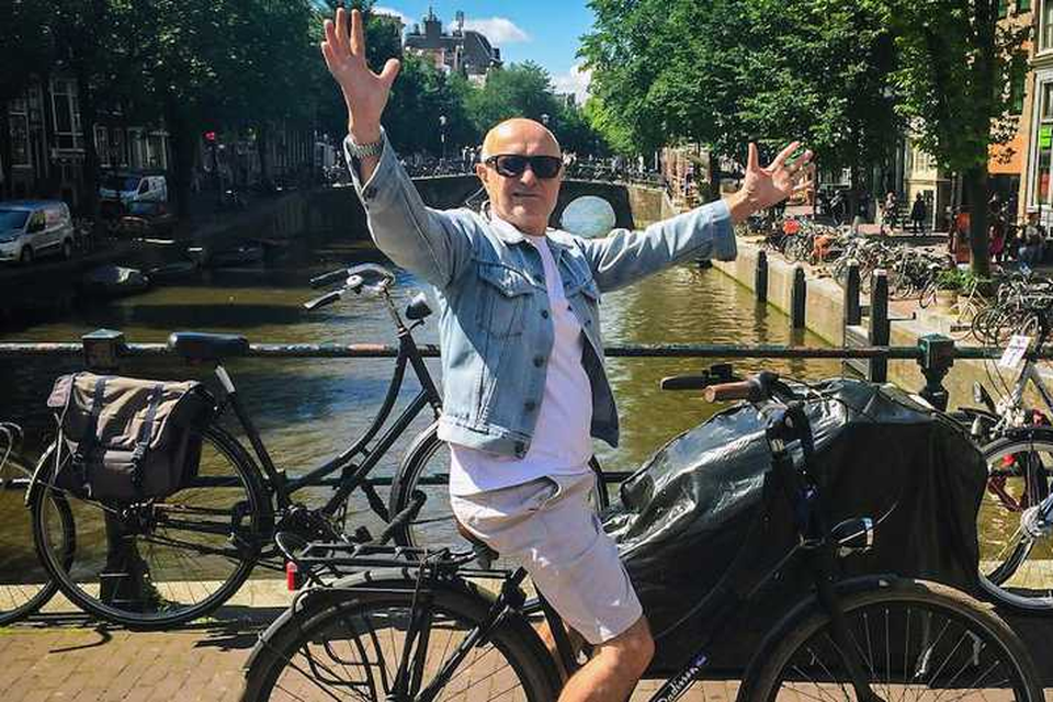 Mick Brigden tijdens een tournee van Joe Satriani in Amsterdam.
