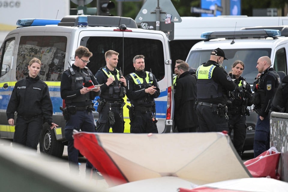 Twaalf gewonden en vrouw (39) opgepakt na mesaanval in station Hamburg: “Ik hoorde mensen gillen en zag ze dan weglopen” | Het Nieuwsblad Mobile