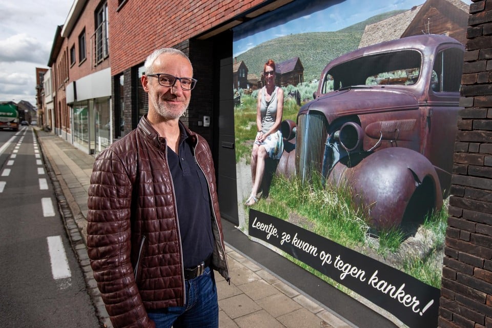 Marcs enorme fotodoek valt op in de straat. “Leentje vond dat ze niet goed op foto plakte. Alé, dat kan je toch niet geloven?”