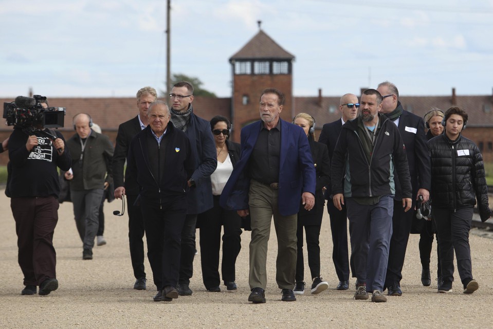 Arnold Schwarzenegger visited Auschwitz with his compatriot and brewer Simon Bergson. 