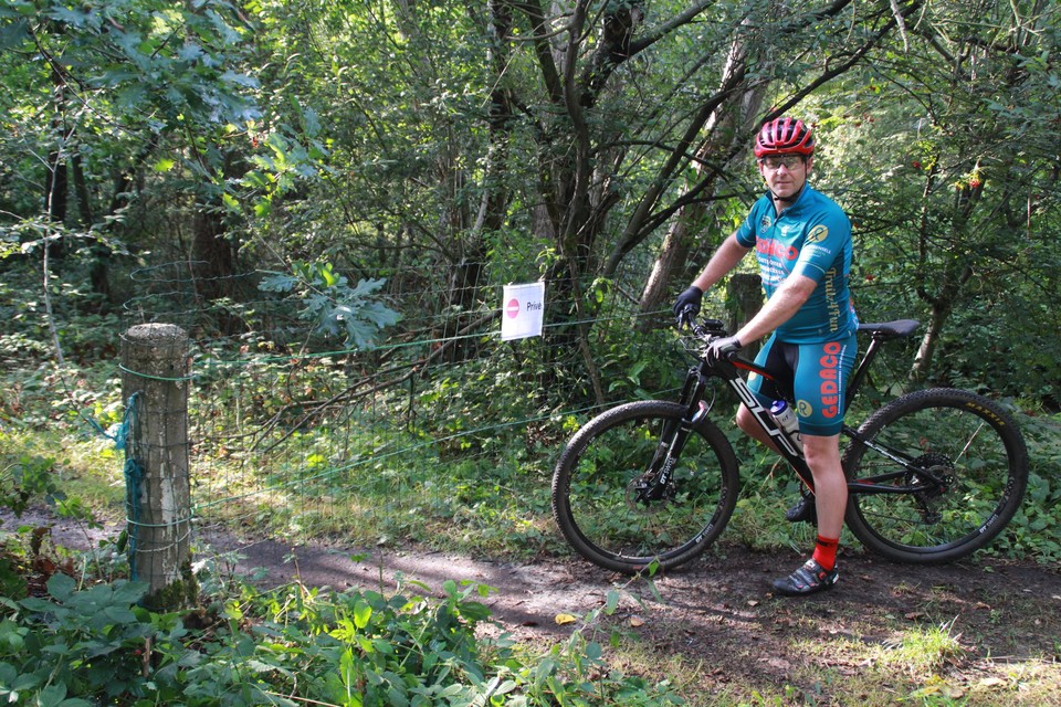 Mountainbiker Wim Huybrechts vindt het jammer dat ze tijdens hun fietstochten geconfronteerd worden met ingegraven prikkeldraad en scherpe leisteen, glasscherven, takken op de paden en zelfs een keer een touw. 