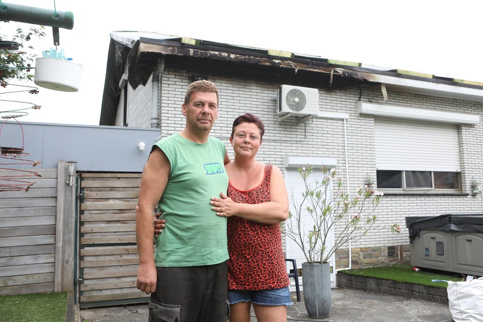 Steven en Lizel bij hun uitgebrande woning. Ondertussen is duidelijk dat het hele gebouw gestript moet worden om het weer bewoonbaar te maken. 