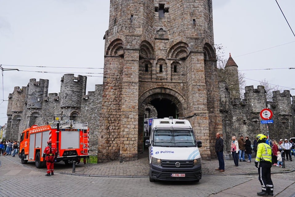 The police and fire brigade arrived on the spot to have the monument evacuated.
