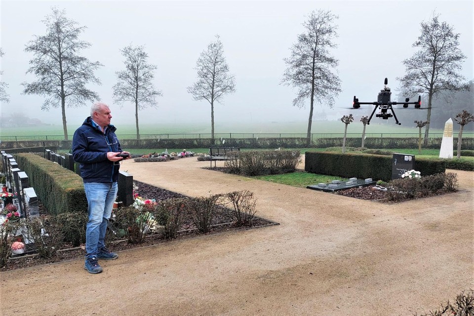 Piloot Dirk Janssen stuurt zijn drone de lucht in en registreert alle info van elk graf. 