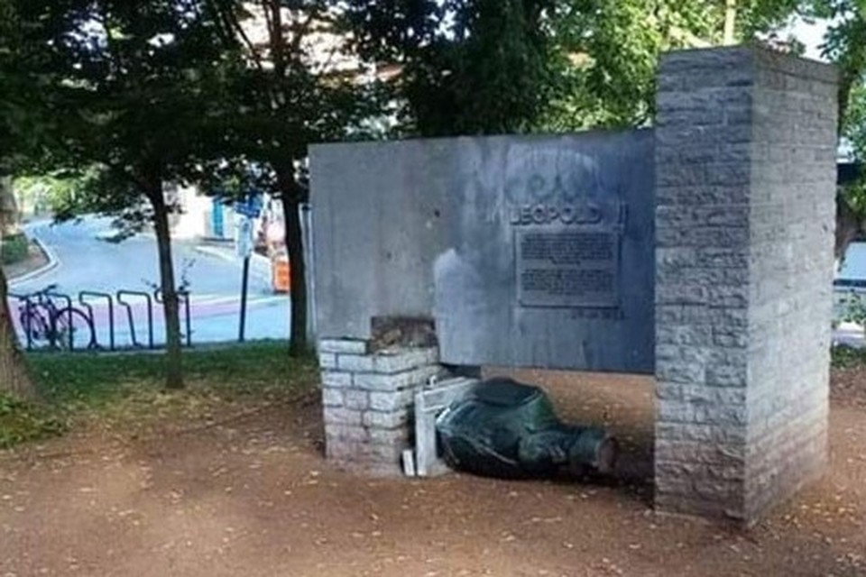 Onbekenden gooiden de buste van Leopold II in het stadspark van zijn sokkel.