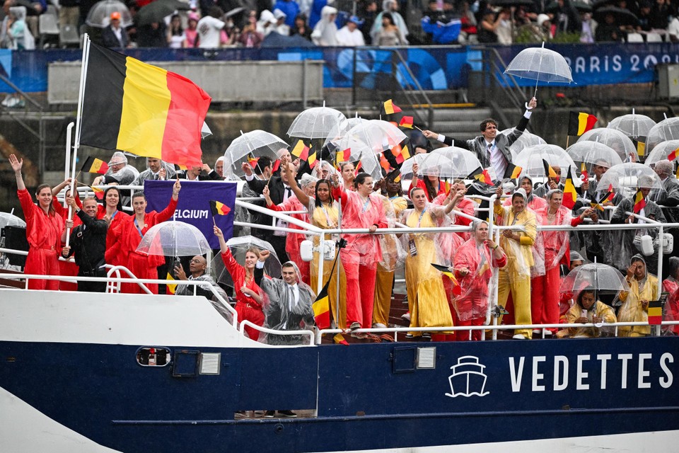 Wijselijk voorzien van poncho’s en paraplu’s: Team Belgium was voorbereid op de regen.