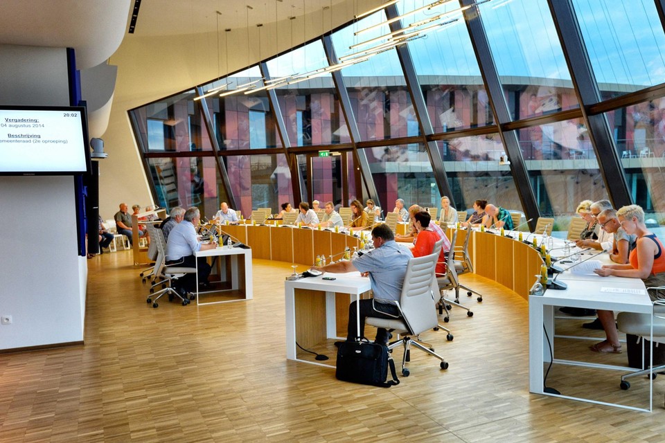 De meerderheidspartijen zijn boos op Stijn Van Dingenen van oppositiepartij BUUR omdat hij zijn bestuursmandaat in Zorgbedrijf Houthalen-Helchteren niet wil afstaan.