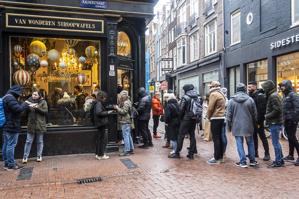 Een ‘Tiktok-rij’ voor een stroopwafelwinkel in Amsterdam.