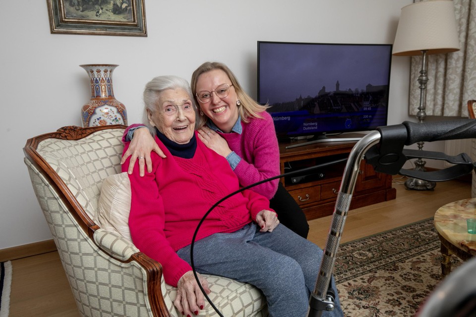 Kelly voelt zich gelukkig als zorgassistente van de 92-jarige Alfonsine.