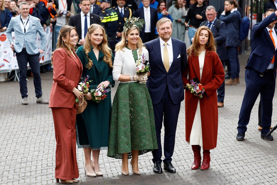 De Nederlandse koninklijke familie op koningsdag. Rechts prinses Alexia, die een jurk van Sézane draagt.