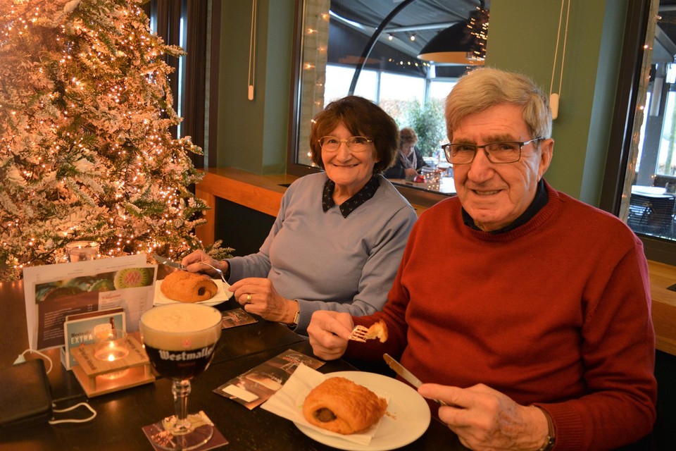 Mariette Willaerts en Roger Vandenbergh komen speciaal vanuit Deurne voor een worstenbrood bij Café Trappisten. 