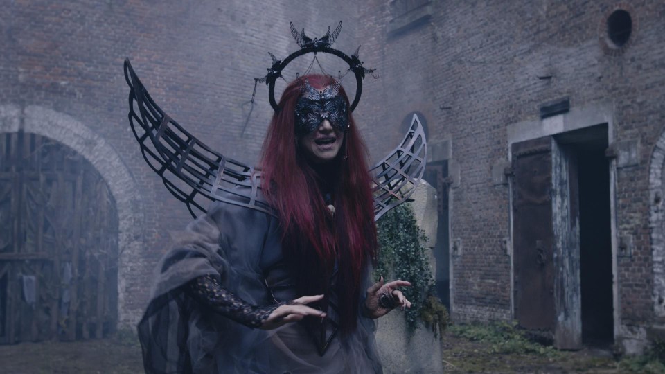 Een onherkenbare Lize Feryn in de rol van demon Argusa. 