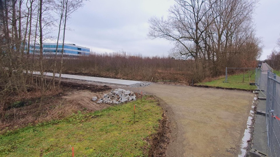 Aan de westelijke kant van fietssnelweg F4 werd al een betonnen fietspad aangelegd.