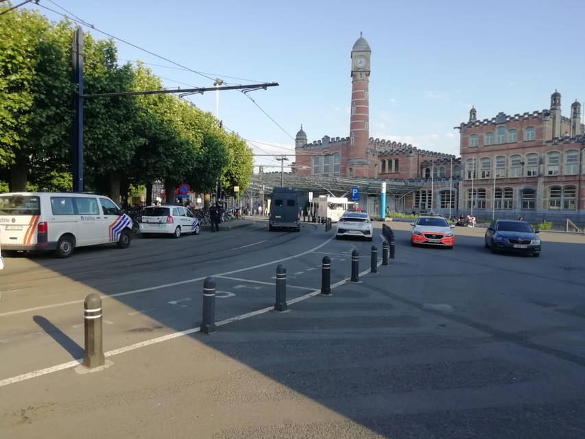 De politie bewaakt het station van Gent-Sint-Pieters 