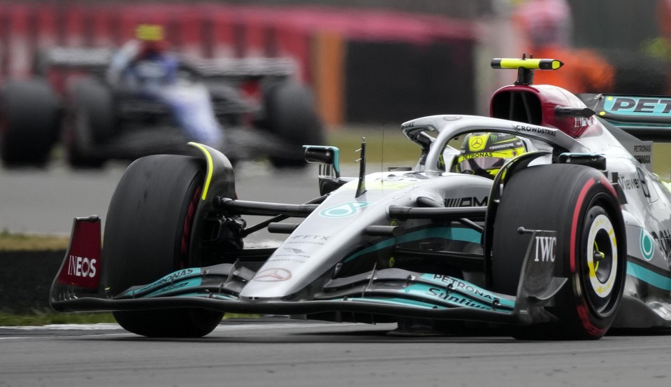 Hamilton in zijn Mercedesbolide tijdens de vrije oefensessies in Silverstone. 