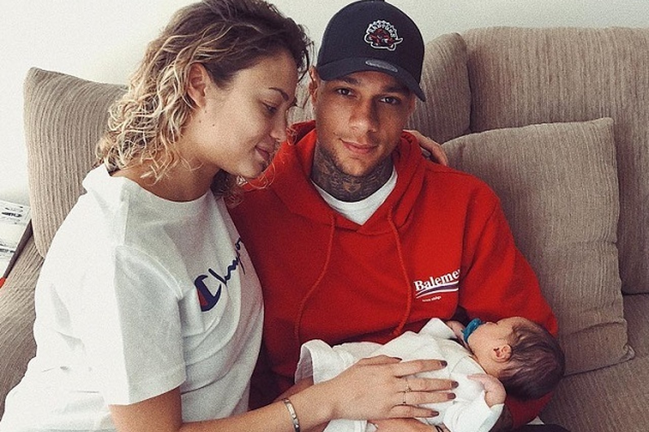 Rose Bertram deelt eerste échte foto van dochtertje: die wángetjes!