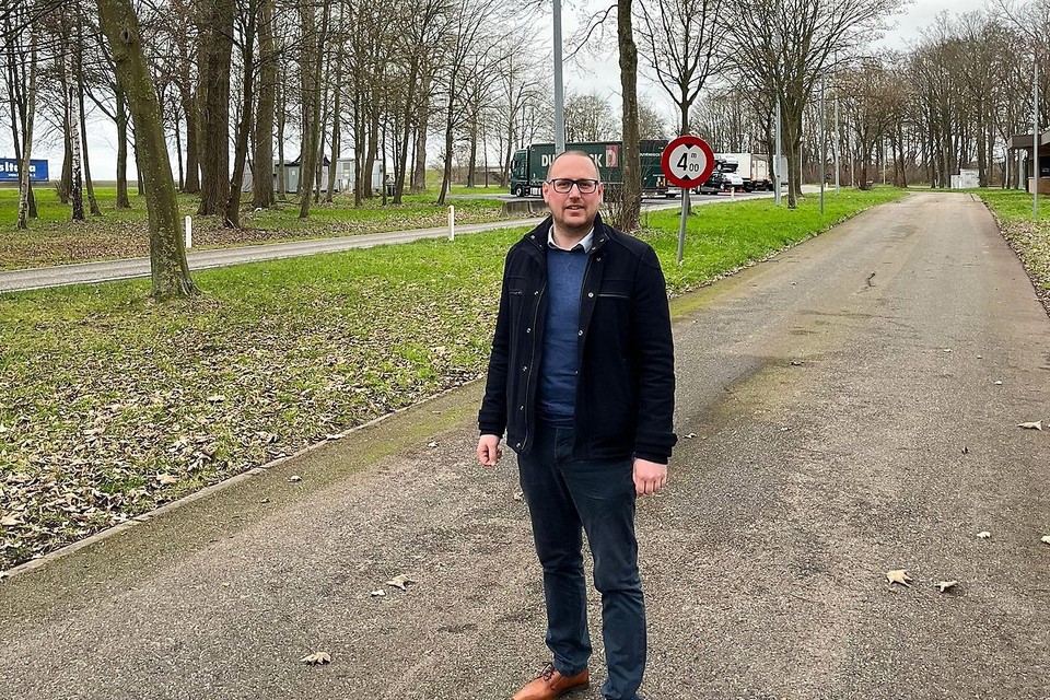 Arnout Coel aan de snelwegparking in Boutersem.
